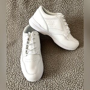 Size 7 Brand new white runners